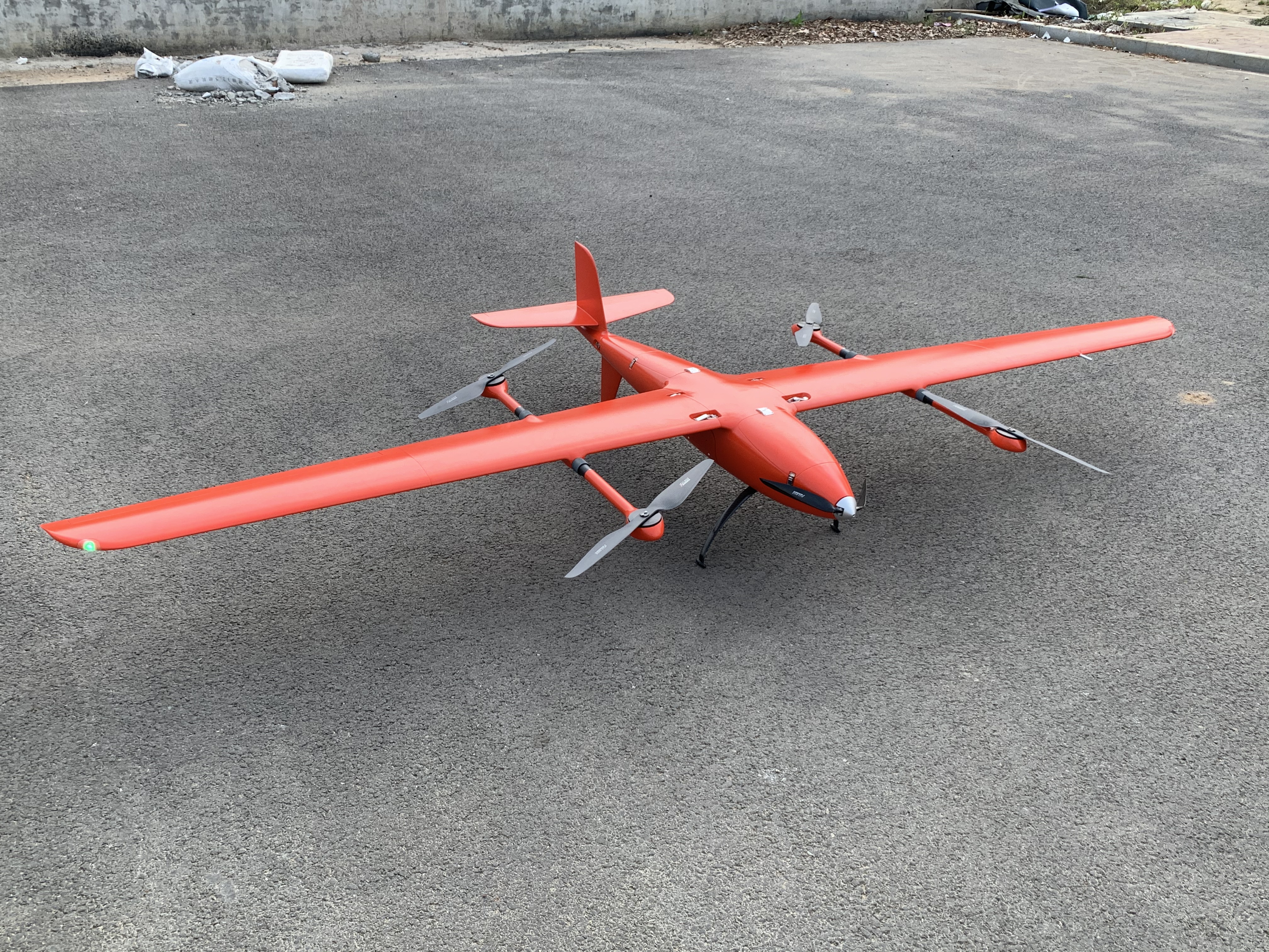 大飛機航攝(左)<a href='http://www.sdzlgs.com/typearticle/330-1.html' target='_blank' title='無人機航攝'><strong>無人機航攝</strong></a>(右)